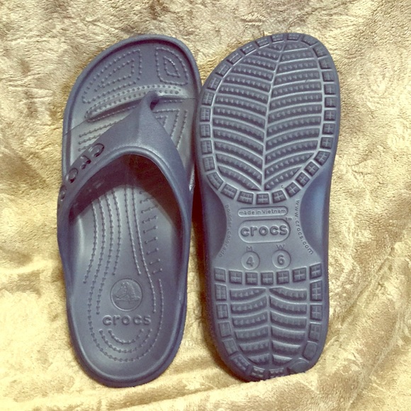 crocs baya flip flops